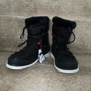 Pajar Women’s Tiya Boot Black Faux Fur White Sole